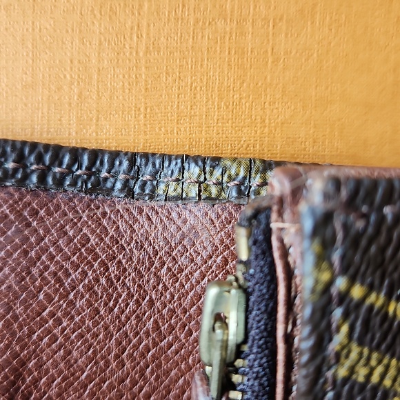 LOUIS VUITTON Vintage Monogram Long Wallet - Picture 7 of 9
